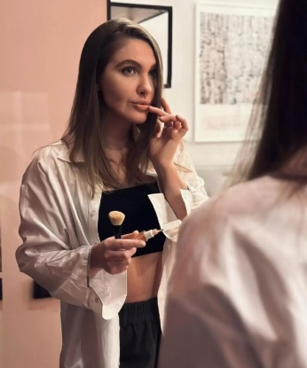 💋 Отдашься мне на пару часов, и я покажу тебе настоящее наслаждение и безудержную страсть. Можешь полностью расслабиться и довериться моим магическим рукам, которые точно знают, как доставить удовольствие.
📸 В моем арсенале есть множество откровенных фото – сиськи, попка и соблазнительное лицо! Гарантирую, что я выгляжу не хуже, чем на фотографиях. Так что встречаешься со мной, ты точно не разочаруешься.
🌇 Живу в Москве, самом пульсирующем и загадочном городе. Именно здесь я готова воплотить все твои фантазии в реальность. Забудь о рутине и окунись в мир сексуальных наслаждений со мной. Только для тебя! 💕 Любовь