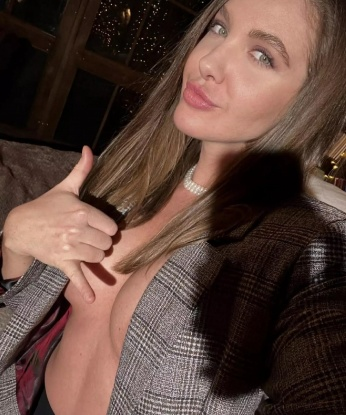 💋 Отдашься мне на пару часов, и я покажу тебе настоящее наслаждение и безудержную страсть. Можешь полностью расслабиться и довериться моим магическим рукам, которые точно знают, как доставить удовольствие.
📸 В моем арсенале есть множество откровенных фото – сиськи, попка и соблазнительное лицо! Гарантирую, что я выгляжу не хуже, чем на фотографиях. Так что встречаешься со мной, ты точно не разочаруешься.
🌇 Живу в Москве, самом пульсирующем и загадочном городе. Именно здесь я готова воплотить все твои фантазии в реальность. Забудь о рутине и окунись в мир сексуальных наслаждений со мной. Только для тебя! 💕 Любовь